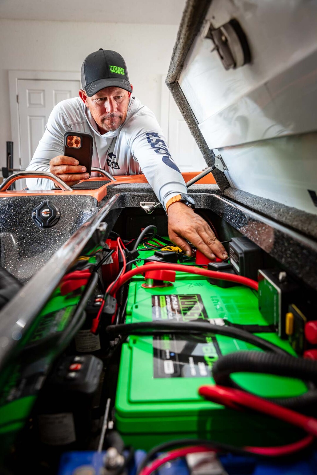 Bobby Lane Checking his two Norsk Lithium 36V 60Ah Batteries installed in his 920 Elite Phoenix Bobby Lane Checking his two Norsk Lithium 36V 60Ah Batteries installed in his 920 Elite Phoenix