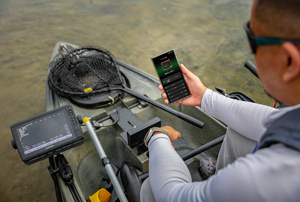 Kayak Angler cheking his Norsk 14.8V 50Ah with the Norsk Gaurdian app