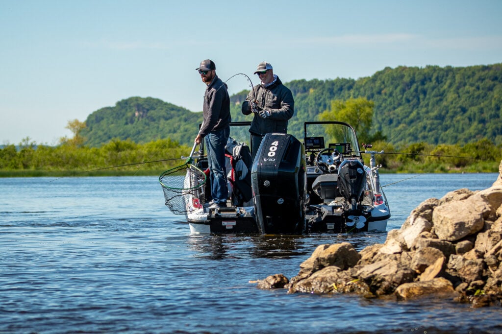 Brian Bashore Norsk Lithium Pro Staff in boat fishing Mississippi River in NWT National Walleye Tour Event