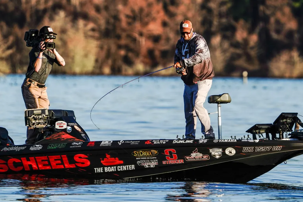Pat Schlapper B.A.S.S elite pro setting the hook